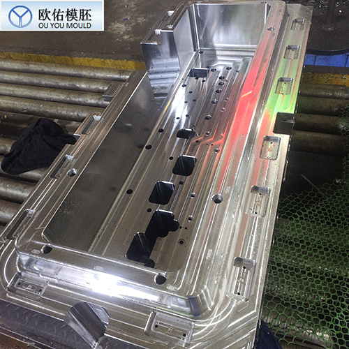 汽車(chē)保險(xiǎn)杠模